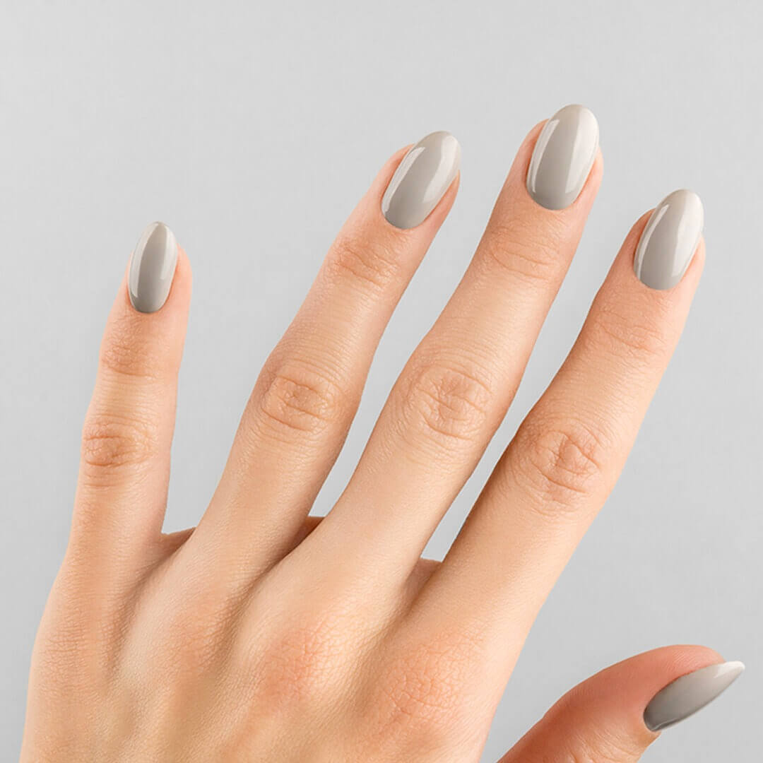 Uñas-estilo-ombre-en-gris