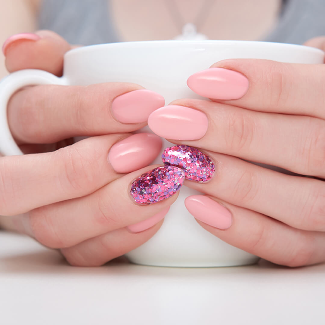 Uñas-rosas-con-brillos-arcoiris