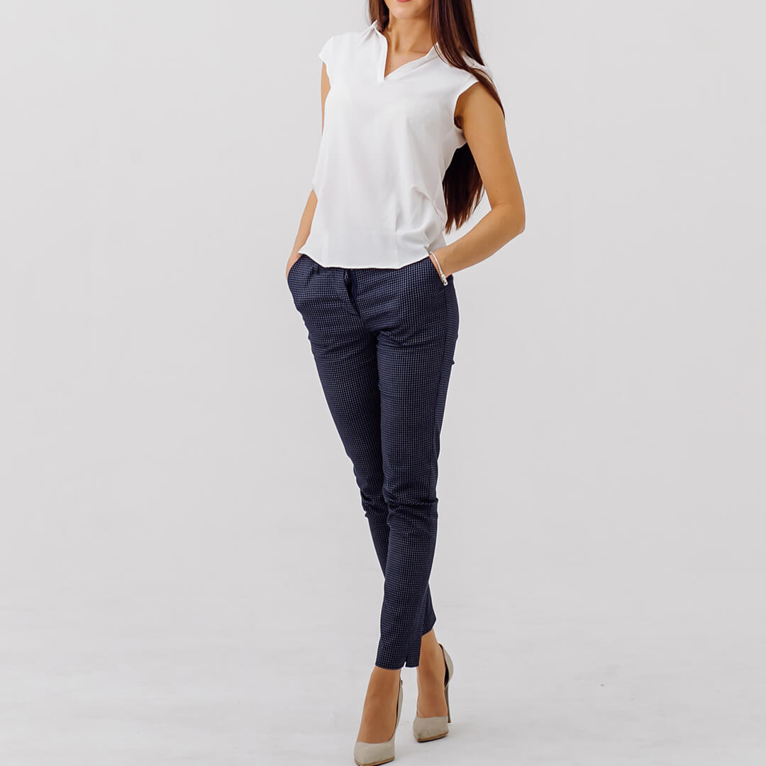 Outfit-para-brillar-casual-de-pantalon-y-blusa-con-tacones